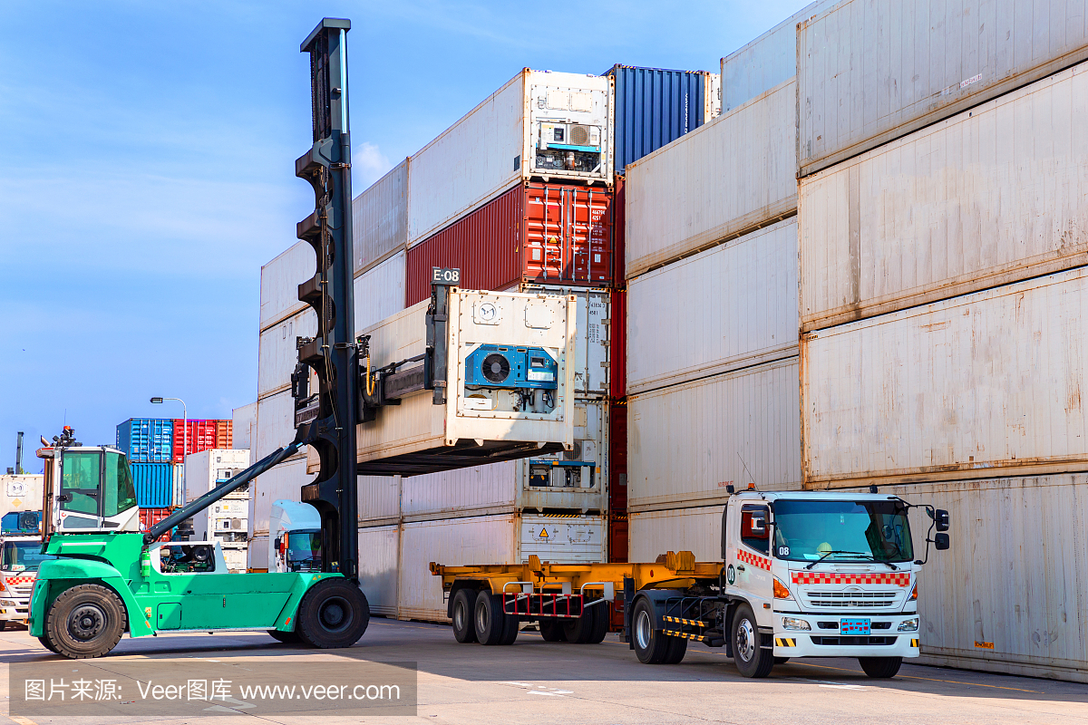 叉车将集装箱装到仓库的货车上进行物流运输,进出口或运输。
